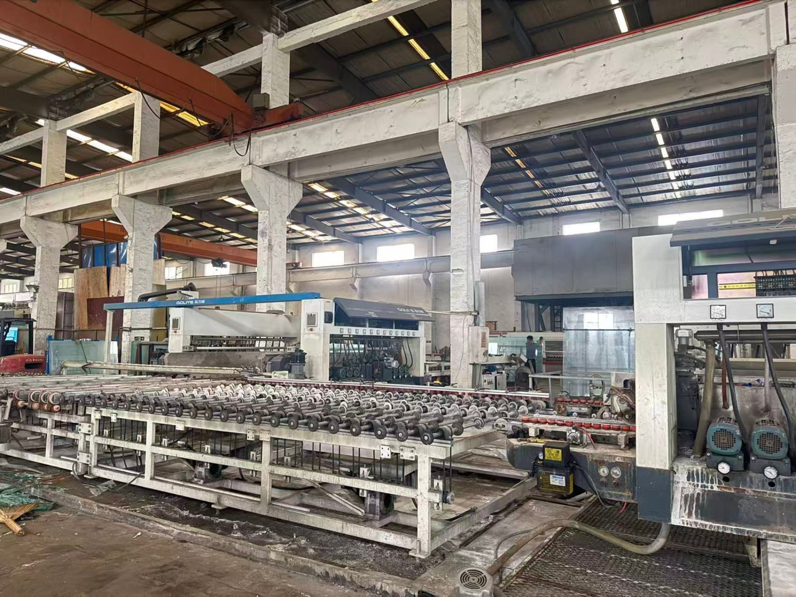 Automated glass cutting and processing line in an industrial workshop